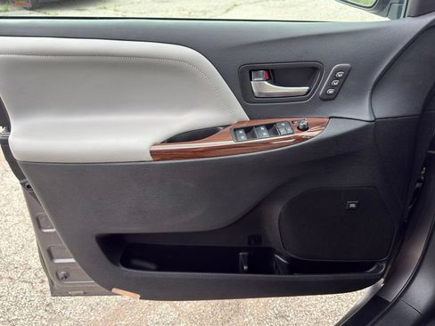 Used 2020 Toyota Sienna Limited FWD image 21