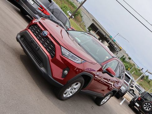Used 2020 Toyota RAV4 XLE w/ XLE Grade Weather Package AWD/4WD image 3