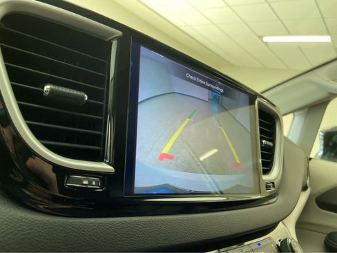 Used 2024 Chrysler Pacifica Touring-L FWD image 34