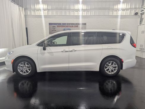 New 2026 Chrysler Pacifica Select image 2