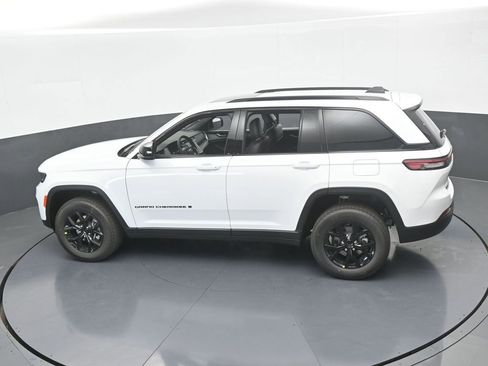 Used 2025 Jeep Grand Cherokee Altitude image 42