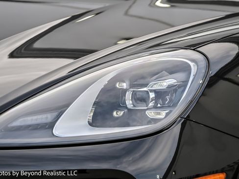 Used 2022 Porsche Cayenne Platinum Edition image 10