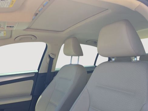 Used 2017 Volkswagen Jetta SE FWD image 3