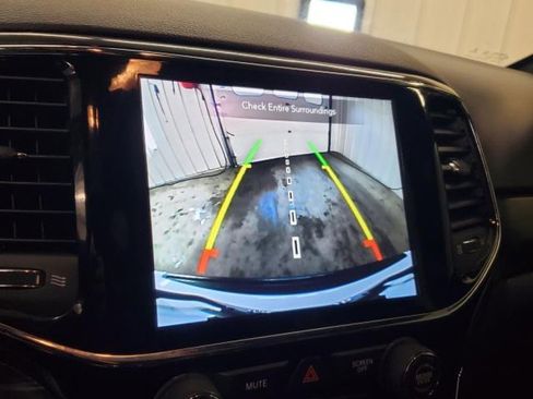 Used 2020 Jeep Grand Cherokee Altitude image 24