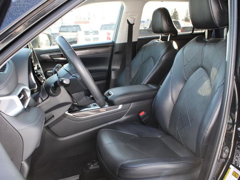 Used 2022 Toyota Highlander Platinum image 16