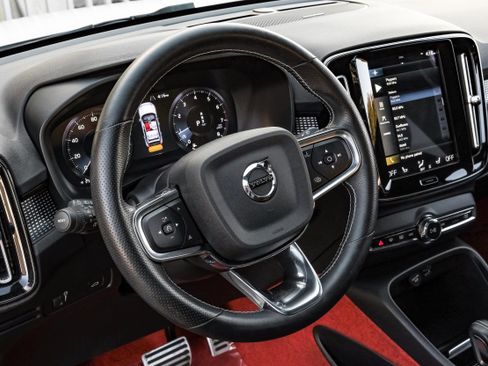 Used 2021 Volvo XC40 T4 R-Design image 15