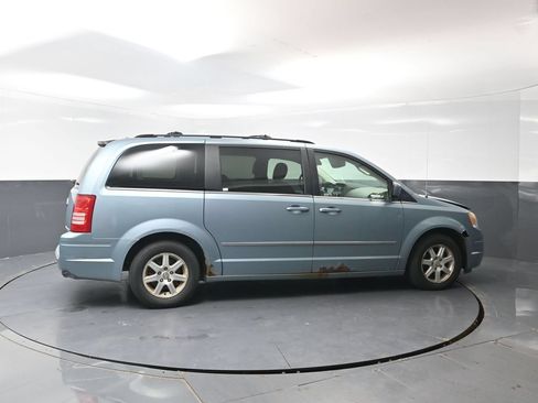 Used 2009 Chrysler Town & Country Touring w/ Family Value Group FWD image 11