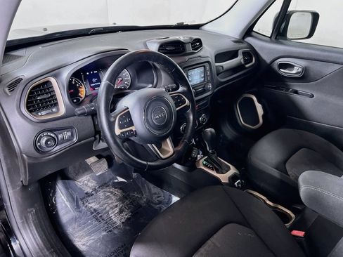 Used 2017 Jeep Renegade Latitude FWD image 9