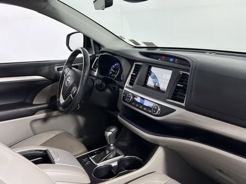 Used 2019 Toyota Highlander XLE image 30