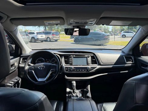 Used 2018 Toyota Highlander SE image 36