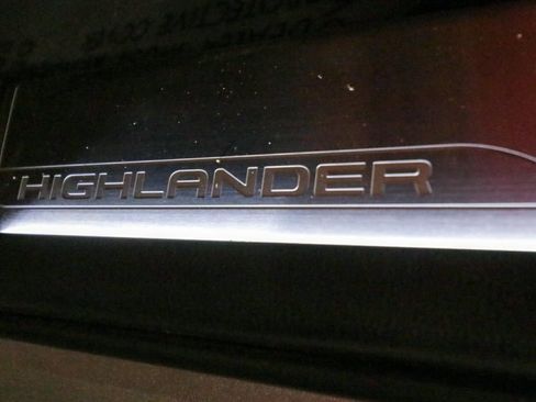 Used 2022 Toyota Highlander XLE FWD image 18