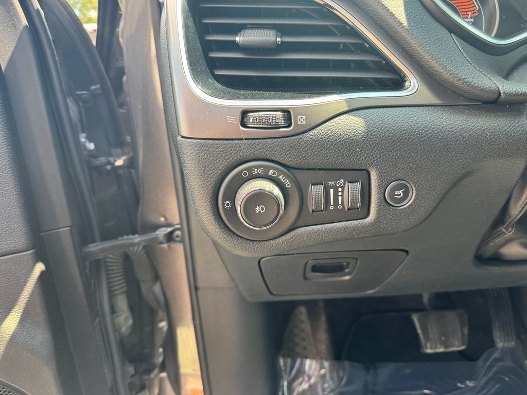 Used 2019 Jeep Cherokee Limited w/ Trailer Tow Group AWD/4WD image 18