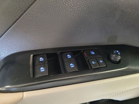 Used 2020 Toyota Camry SE FWD image 27