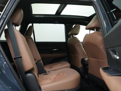 Used 2024 Toyota Grand Highlander AWD Hybrid image 13