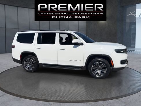 Used 2022 Jeep Wagoneer Series III AWD/4WD image 9