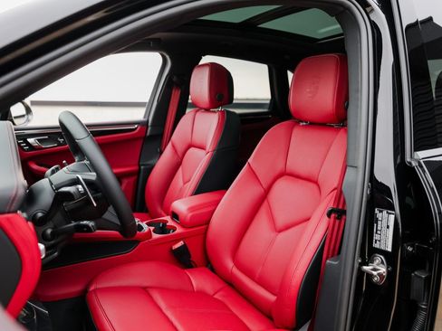 Certified 2026 Porsche Macan Turbo AWD/4WD image 5