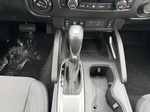 Used 2024 Nissan Frontier SV w/ SV Convenience Package image 21