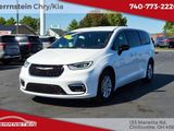 Used 2025 Chrysler Pacifica Select image 3