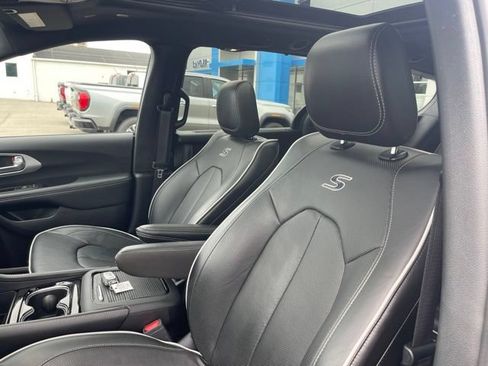 Used 2025 Chrysler Pacifica Limited FWD image 16