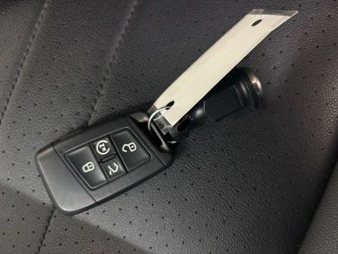 Used 2022 Volkswagen Tiguan SE image 28