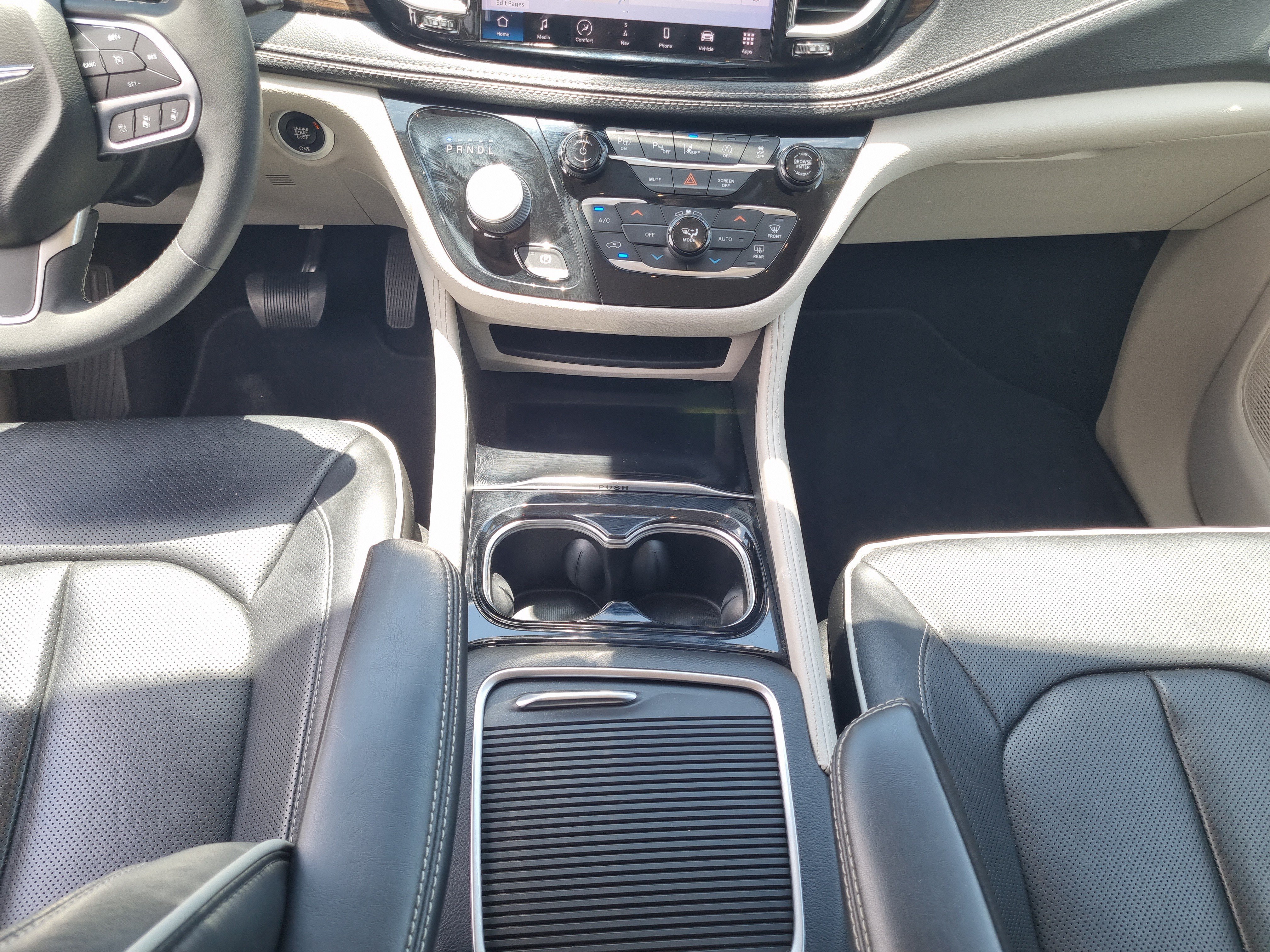 Used 2022 Chrysler Pacifica Limited AWD/4WD image 18