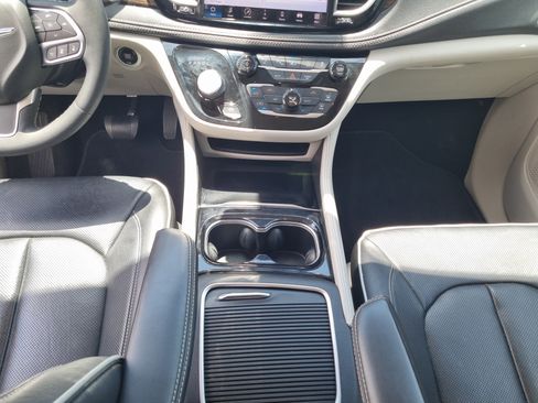 Used 2022 Chrysler Pacifica Limited AWD/4WD image 18