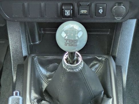 Used 2020 Toyota Tacoma TRD Off-Road AWD/4WD image 15