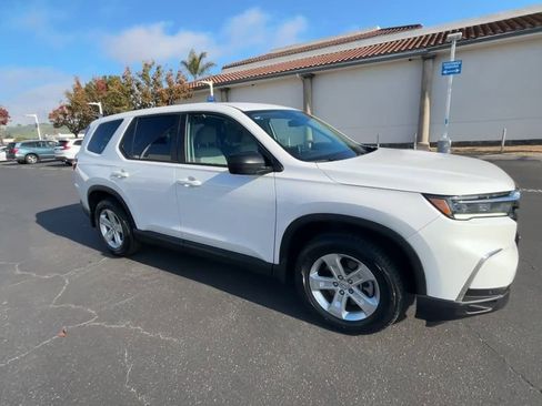 Used 2023 Honda Pilot LX image 2
