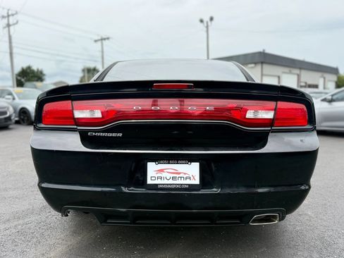 Used 2013 Dodge Charger SE RWD image 5