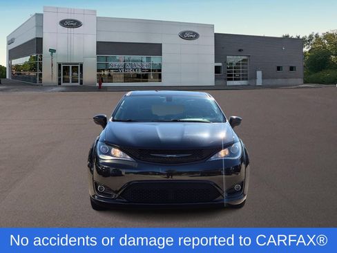Used 2019 Chrysler Pacifica Touring Plus w/ S Appearance Package FWD image 3