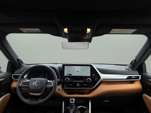 Used 2024 Toyota Highlander Platinum image 10