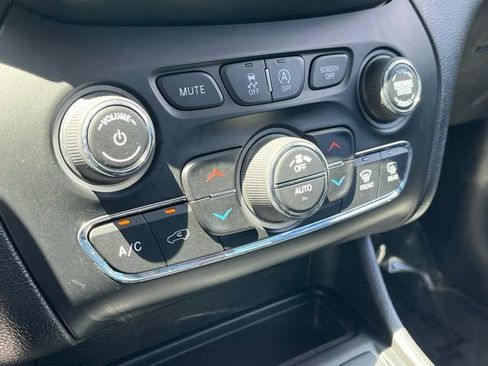 Used 2019 Jeep Cherokee Trailhawk w/ Cold Weather Group AWD/4WD image 18