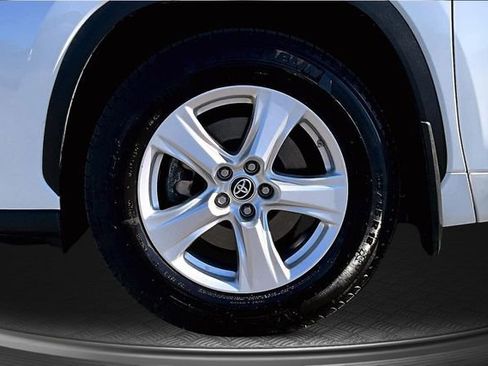 Used 2023 Toyota Highlander LE AWD/4WD image 31