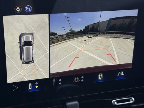 New 2026 Chevrolet Equinox LT w/ Safety and Technology Package FWD image 16