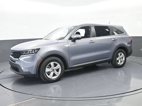 Used 2023 Kia Sorento LX FWD image 2