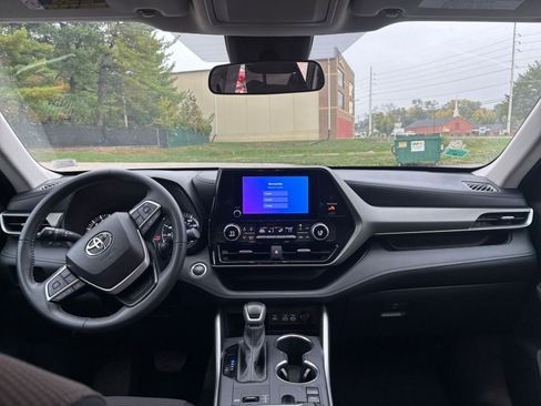 Used 2025 Toyota Highlander LE image 31