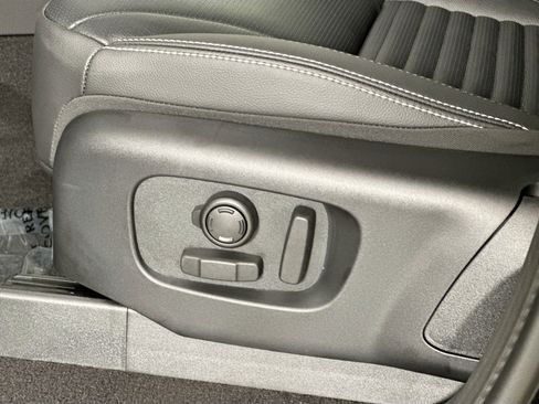 Certified 2025 Land Rover Discovery S image 18