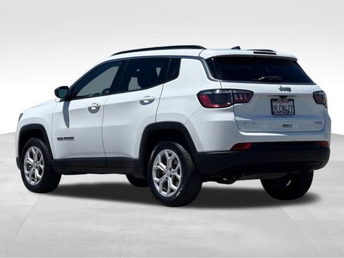 Used 2024 Jeep Compass Latitude AWD/4WD image 3
