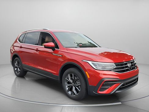Used 2024 Volkswagen Tiguan SE FWD image 8
