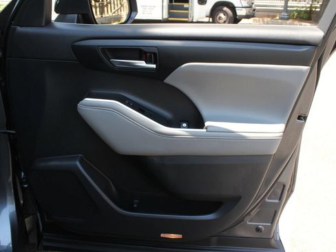 Used 2021 Toyota Highlander XLE AWD/4WD image 28