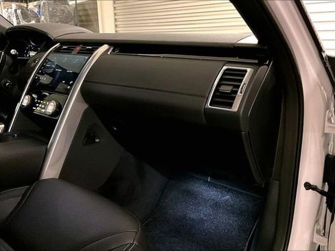 Certified 2025 Land Rover Discovery S image 25