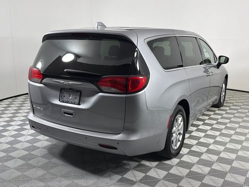 Used 2018 Chrysler Pacifica LX FWD image 5