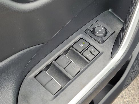 Used 2022 Toyota RAV4 XLE image 18