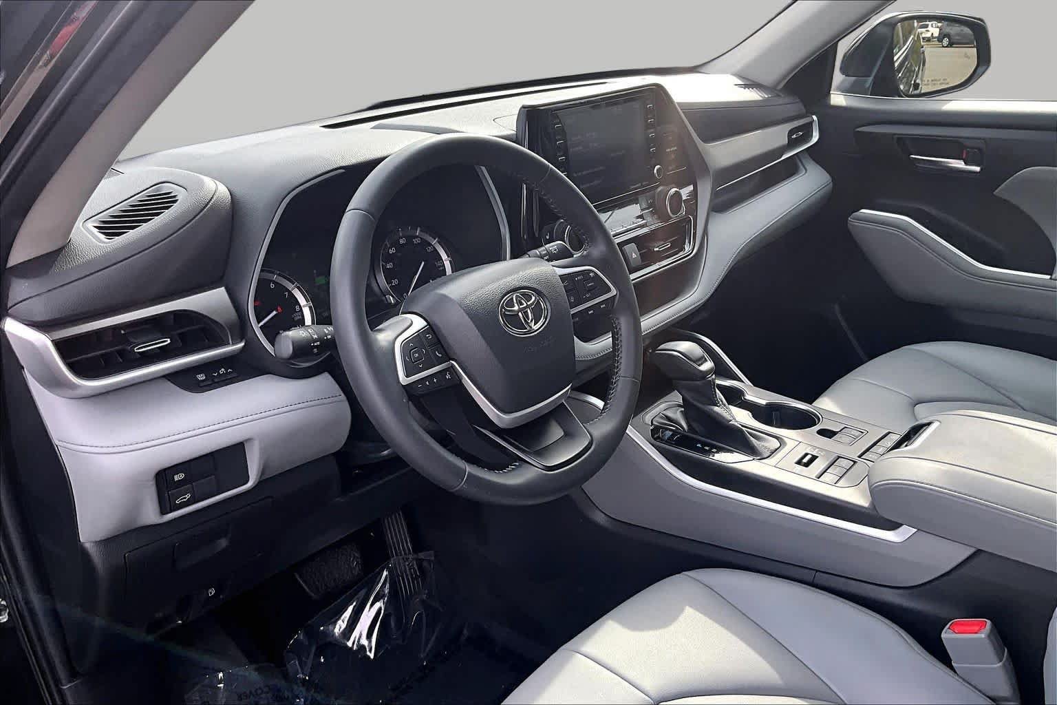 Used 2022 Toyota Highlander XLE AWD/4WD image 17