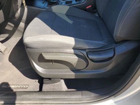 Used 2018 Kia Sorento LX image 16