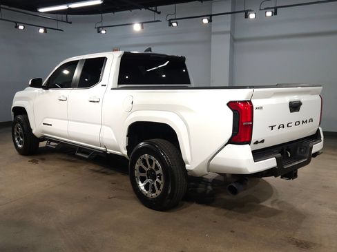 Certified 2025 Toyota Tacoma SR5 AWD/4WD image 5