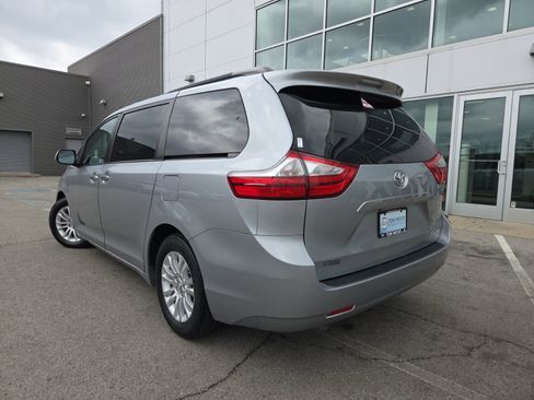 Used 2017 Toyota Sienna XLE image 10