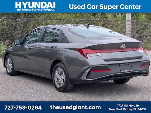 Used 2025 Hyundai Elantra SE w/ Cargo Package FWD image 3