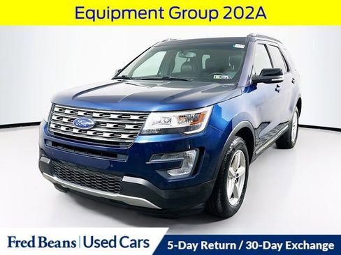Used 2017 Ford Explorer XLT w/ Equipment Group 202A AWD/4WD image 4