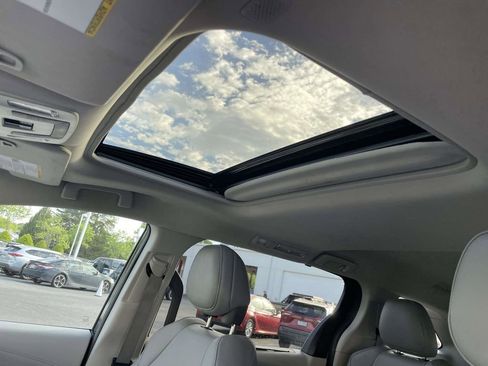 Used 2024 Toyota Sienna XLE FWD image 30